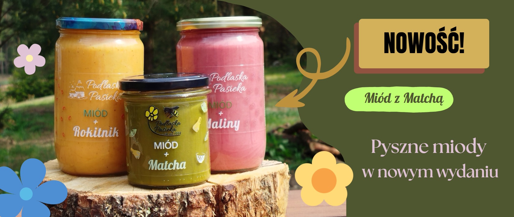 Miód z rokitnikiem matchą i malinami w słoikach stojące na desce na tle lasu