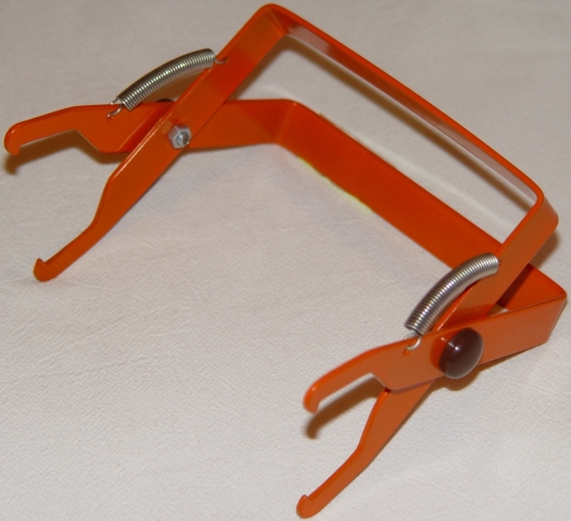 Pomarańczowy chwytak do ramek na białym tle
