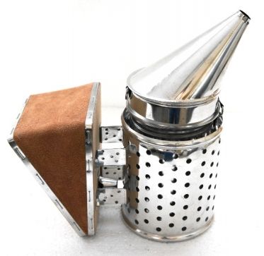 Ocynkowany stalowy podkurzacz z osłoną cieplną i skórzanym mieszkiem na białym tle