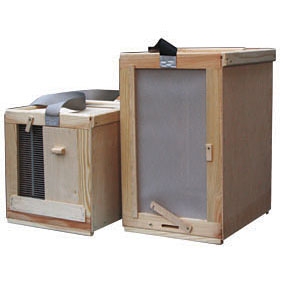 dwie drewniane rojnice na białym tle